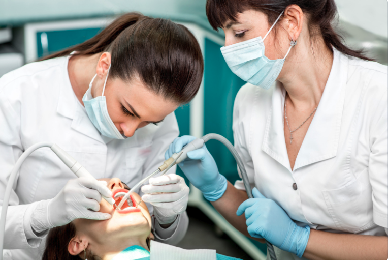 洗牙通常由訓練有素的牙醫或牙齒衛生員進行，並常有護士在旁輔助