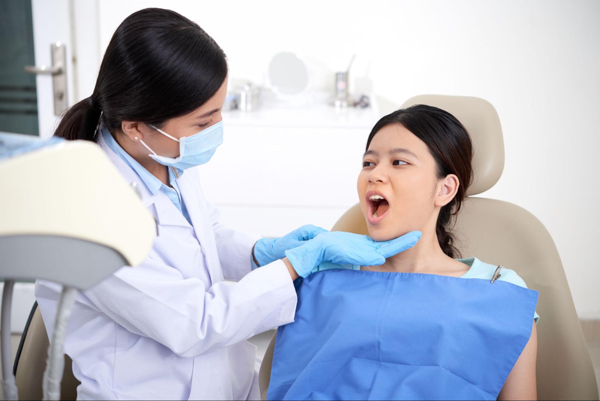 如果有牙齒擁擠問題，建議儘快找牙醫進行檢查和治療
